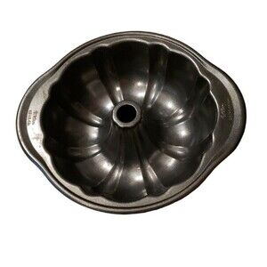 Wilton Perfect Results Premium Non-Stick 9.5 X 3.4 Inch Fluted Tube Ring Pan